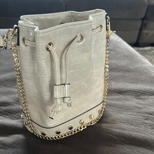 Elegant White Bucket Bag with Gold Chain